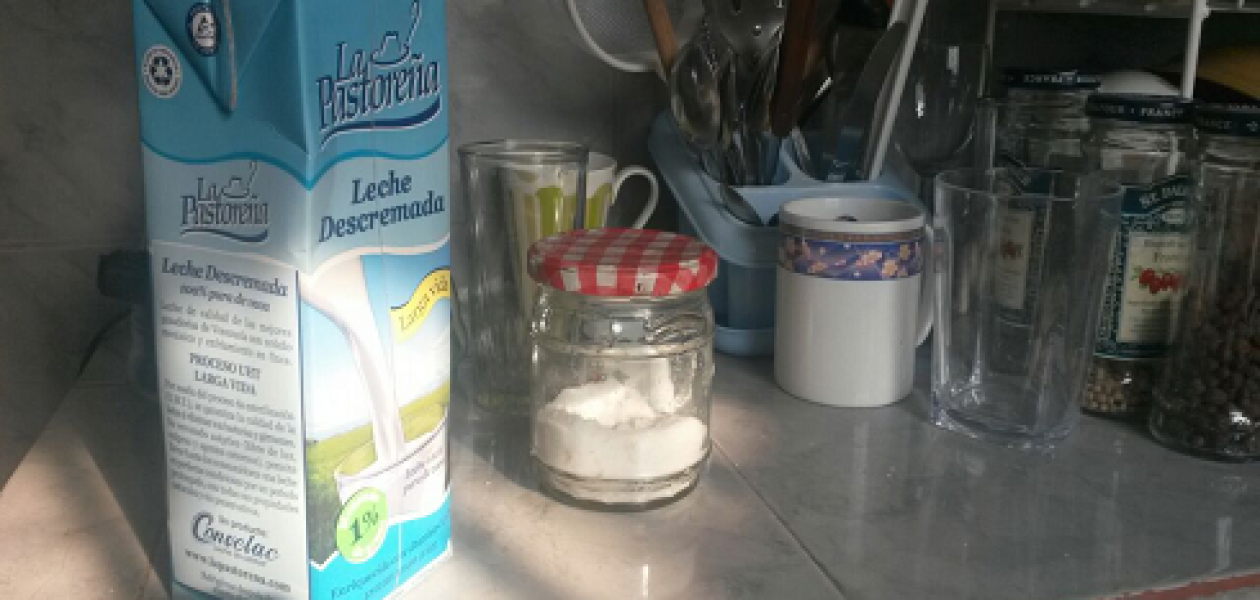 Venezolanos congelan la leche para poder tomarla vencida