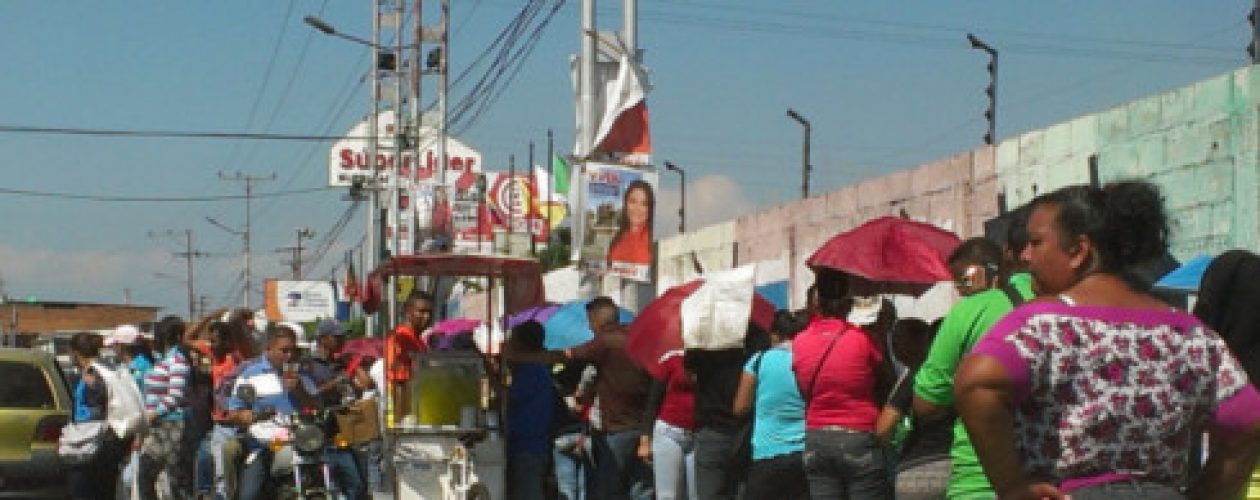 Los bachaqueros venden puestos de colas bajo amenazas de muerte