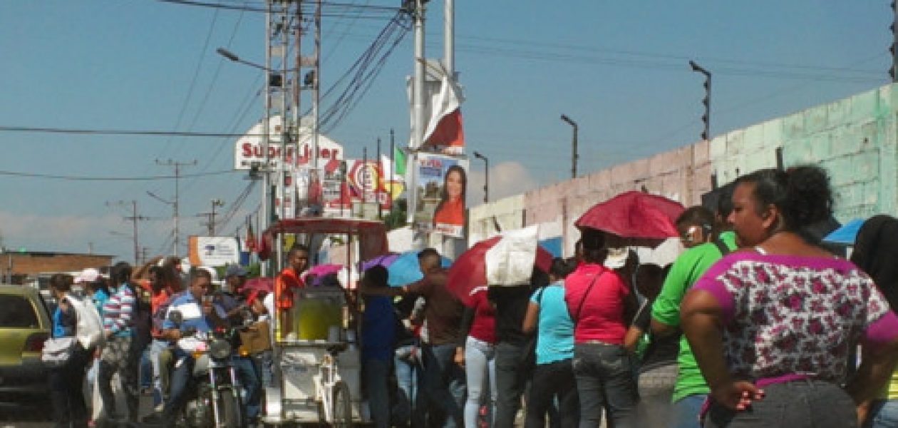 Los bachaqueros venden puestos de colas bajo amenazas de muerte