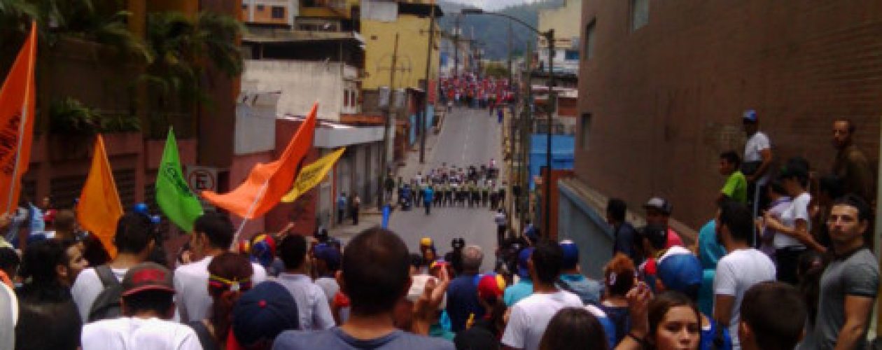 Marcha de Los Teques fue atacada con bombas lacrimógenas