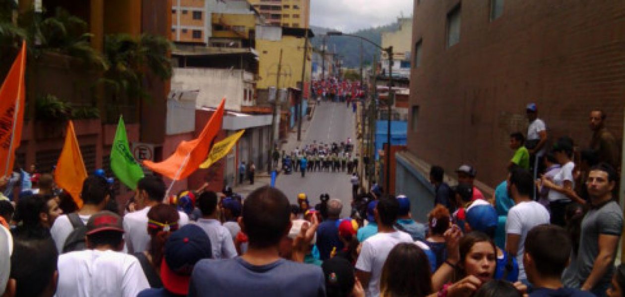 Marcha de Los Teques fue atacada con bombas lacrimógenas