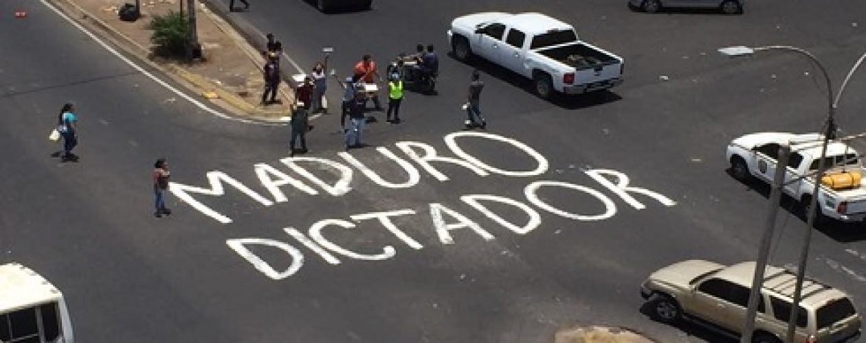 Estudiantes protestan contra «Maduro dictador» en las calles de Guayana