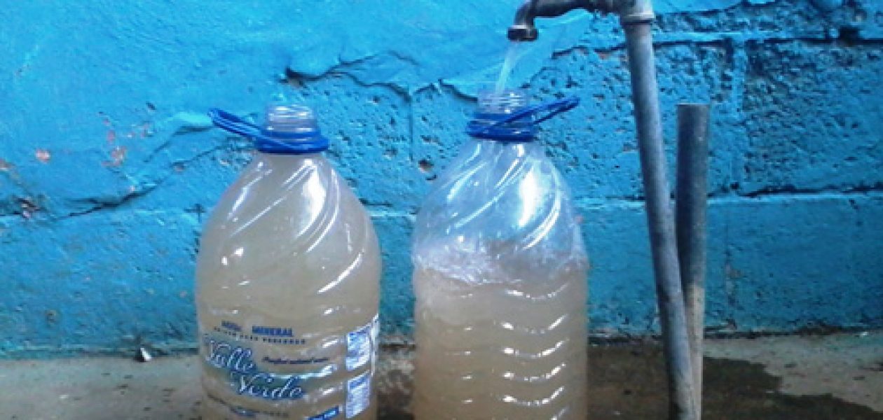 En Maracaibo no hay agua y cuando llega tiene barro