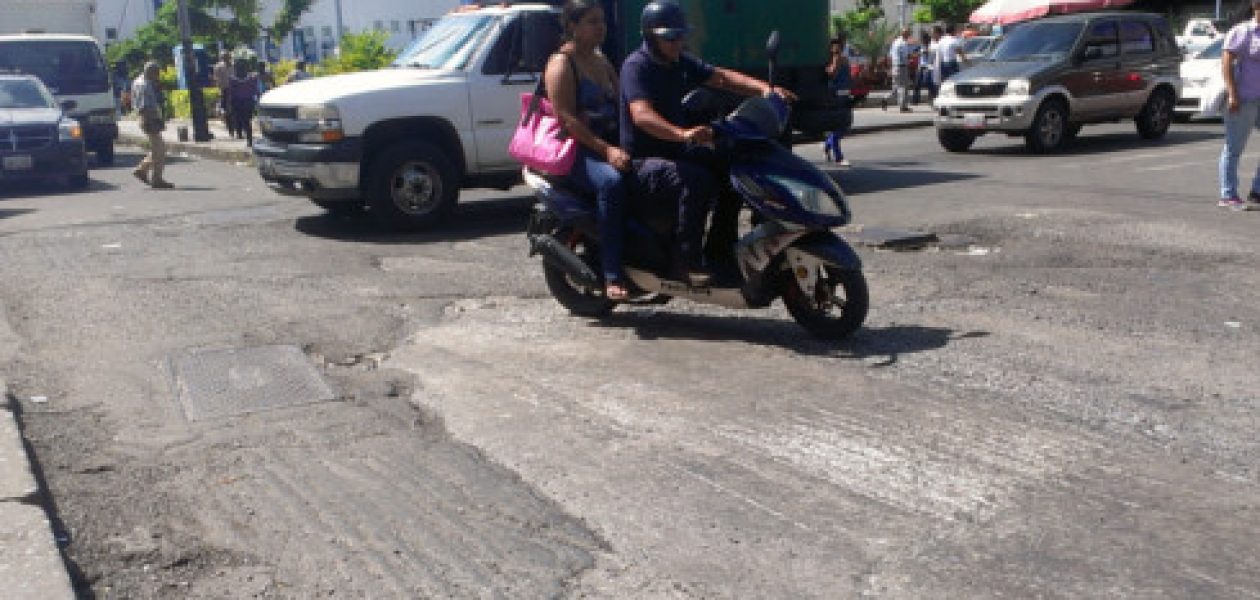 Calles de Maracay atentan contra vehículos