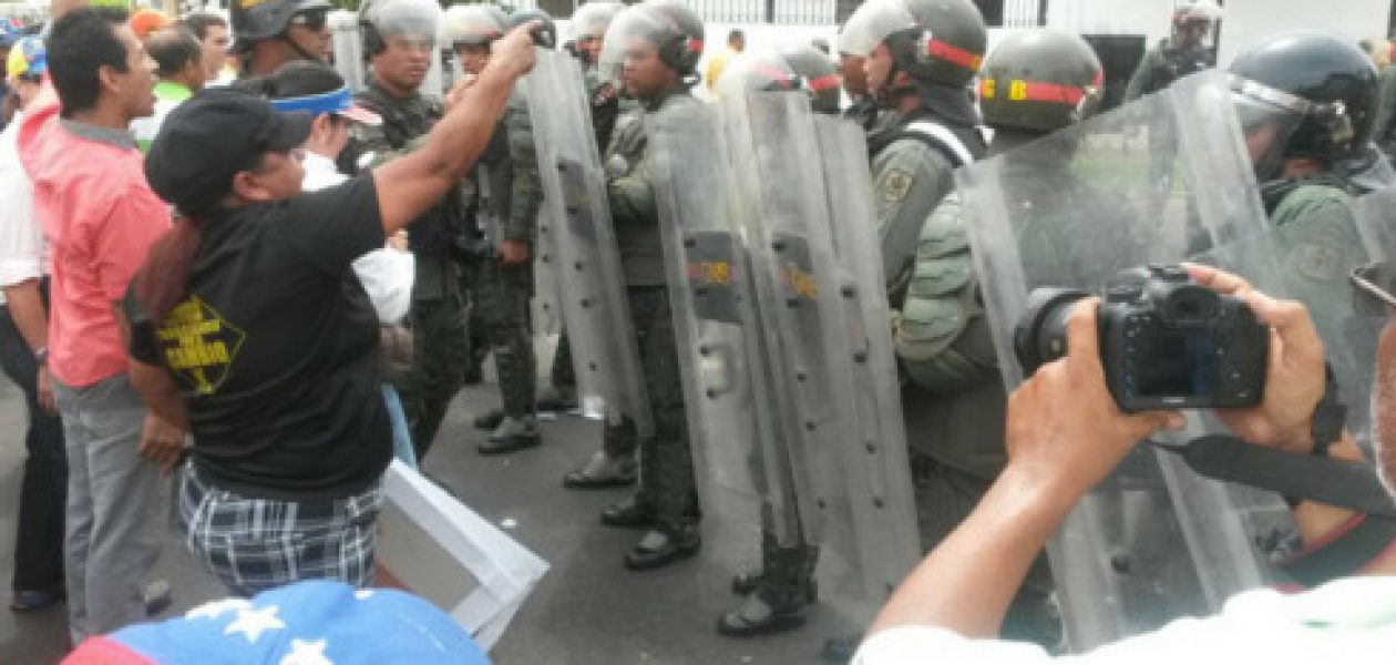 GNB agrede a manifestantes durante marcha al CNE en Guayana