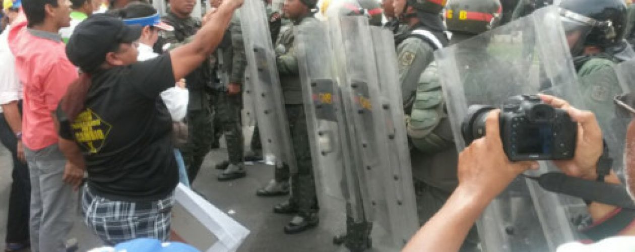 GNB agrede a manifestantes durante marcha al CNE en Guayana