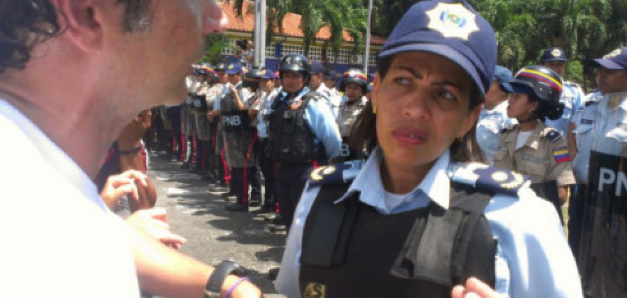 Piquete femenino impide acceso de marcha de la oposición al Palacio de Justicia