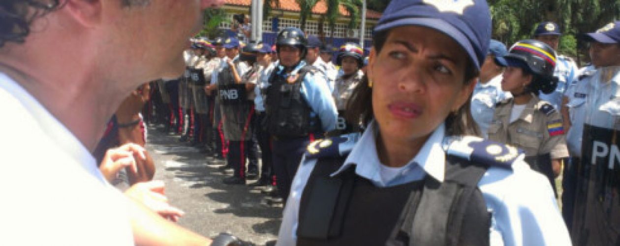 Piquete femenino impide acceso de marcha de la oposición al Palacio de Justicia
