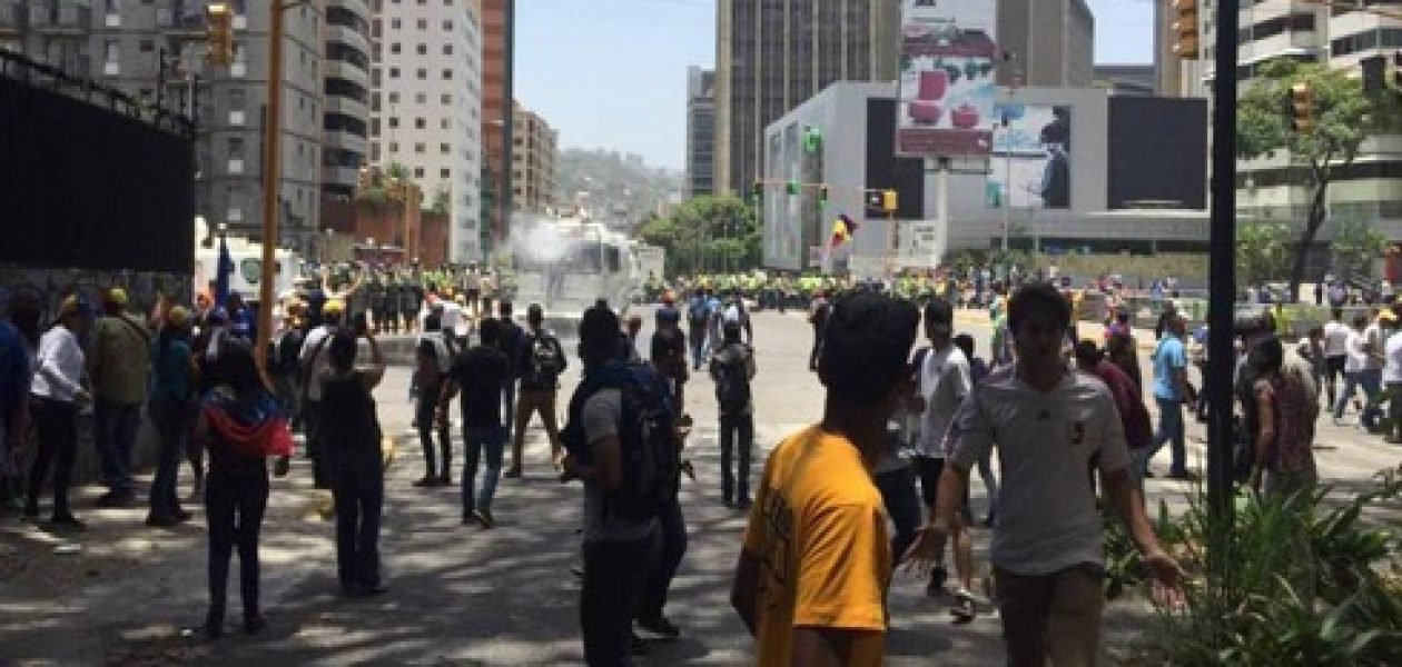 Marcha de oposición fue atacada por colectivos armados