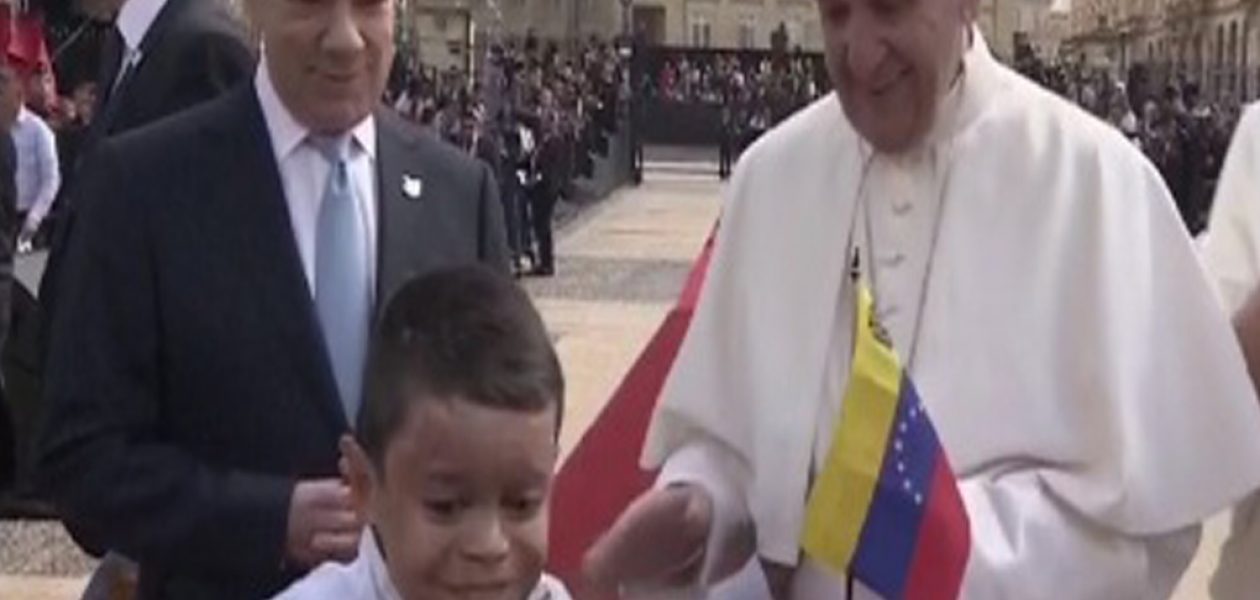 Niño entregó bandera de Venezuela al Papa Francisco en Colombia