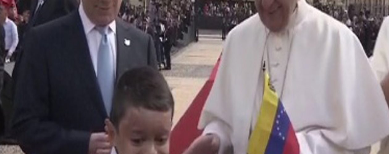 Niño entregó bandera de Venezuela al Papa Francisco en Colombia