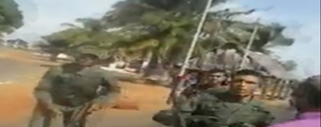 Pueblo «arrecho» se enfrenta una alcabala de militares (Video)