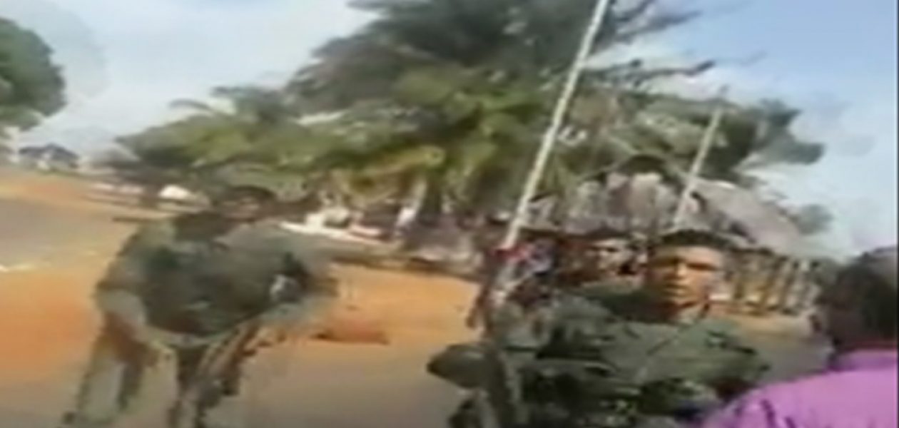Pueblo «arrecho» se enfrenta una alcabala de militares (Video)