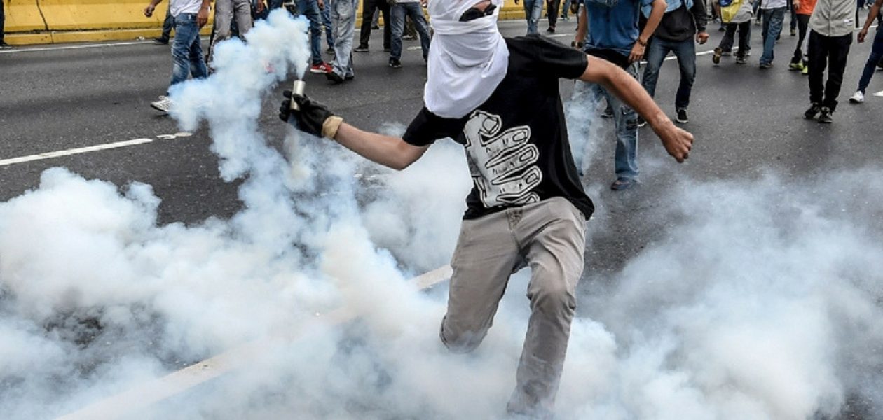 Muere manifestante por impacto de lacrimógena en el pecho