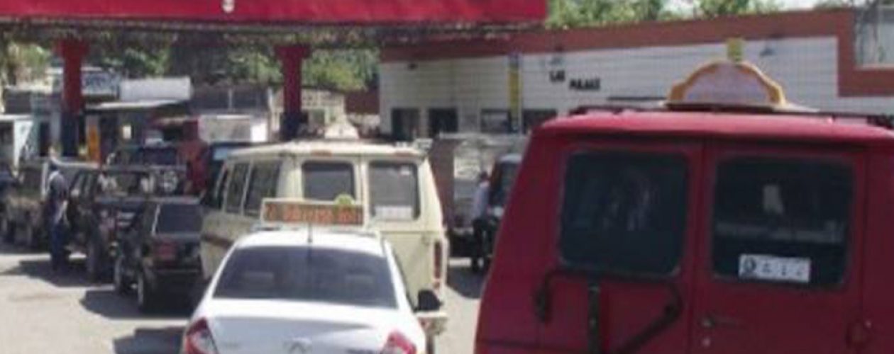 No hay gasolina en Caracas: Usuarios sufren para surtir sus vehículos