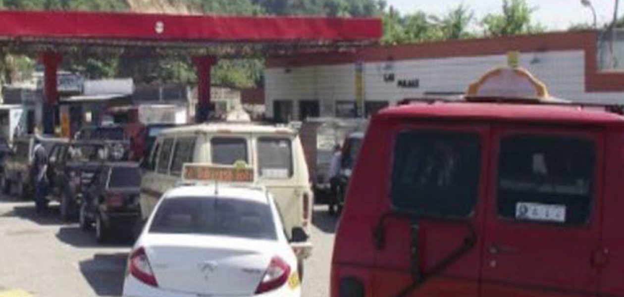 No hay gasolina en Caracas: Usuarios sufren para surtir sus vehículos