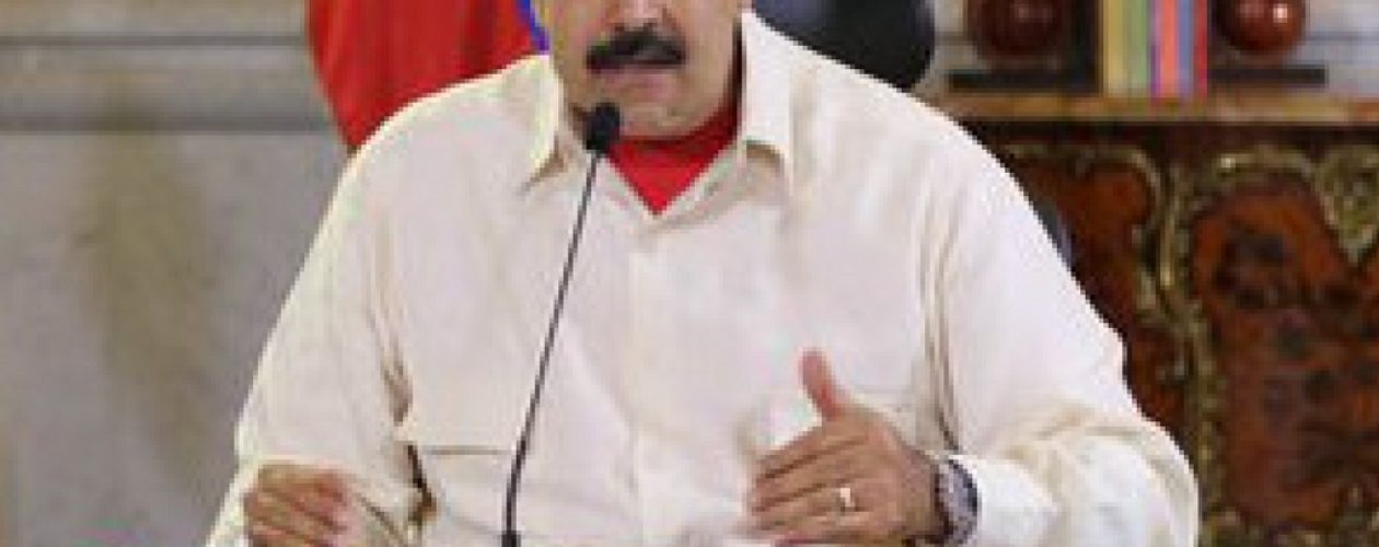 Maduro anuncia nuevo aumento de sueldo en medio de su crisis política