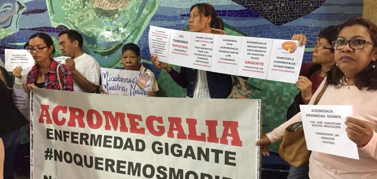 Pacientes con acromegalia protestaron frente al Ministerio de Salud (Fotos)