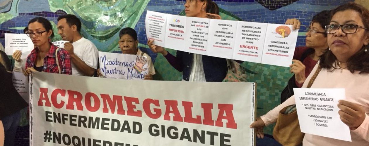 Pacientes con acromegalia protestaron frente al Ministerio de Salud (Fotos)