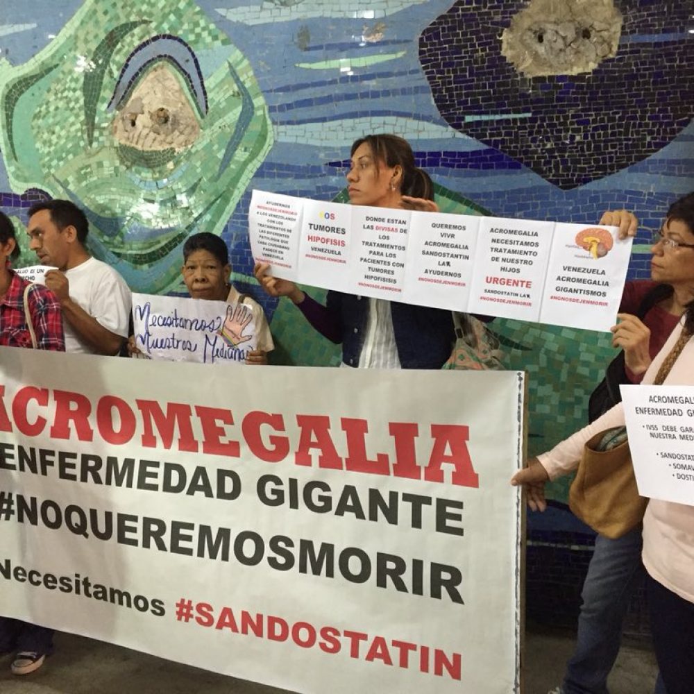 Pacientes con acromegalia protestaron frente al Ministerio de Salud (Fotos)