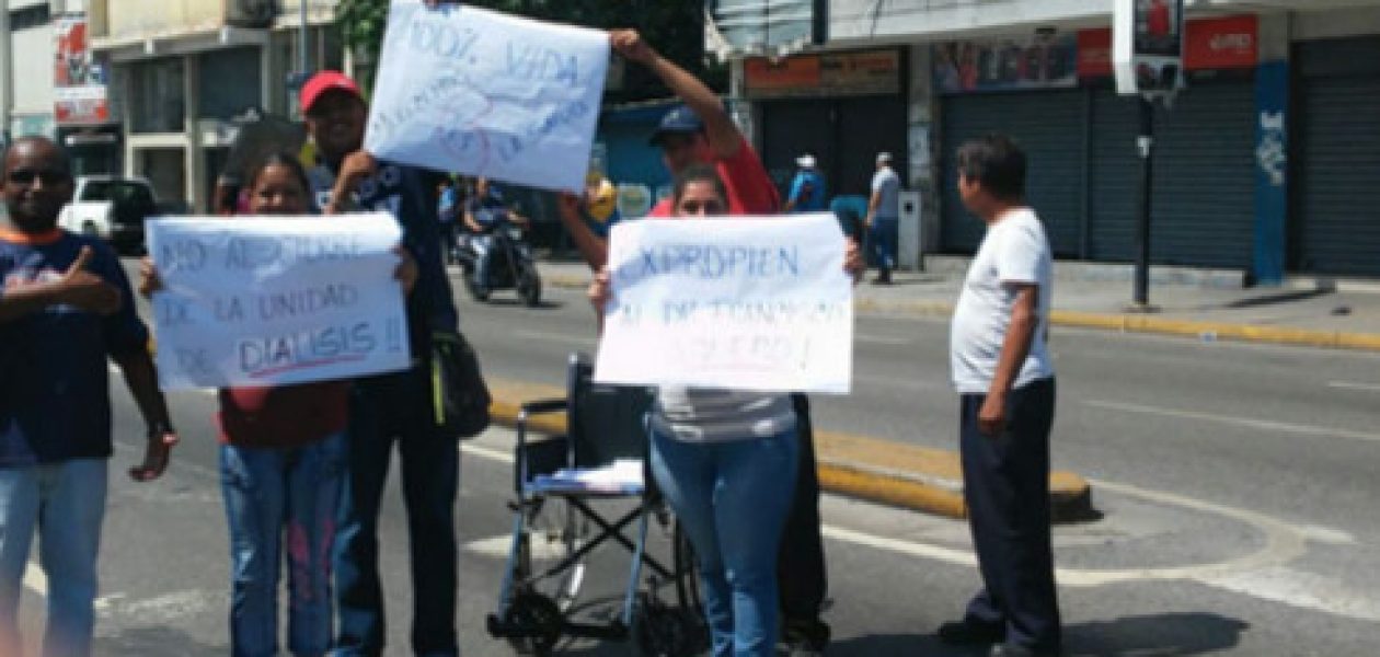 Pacientes renales trancan vía en Aragua en la batalla por la vida