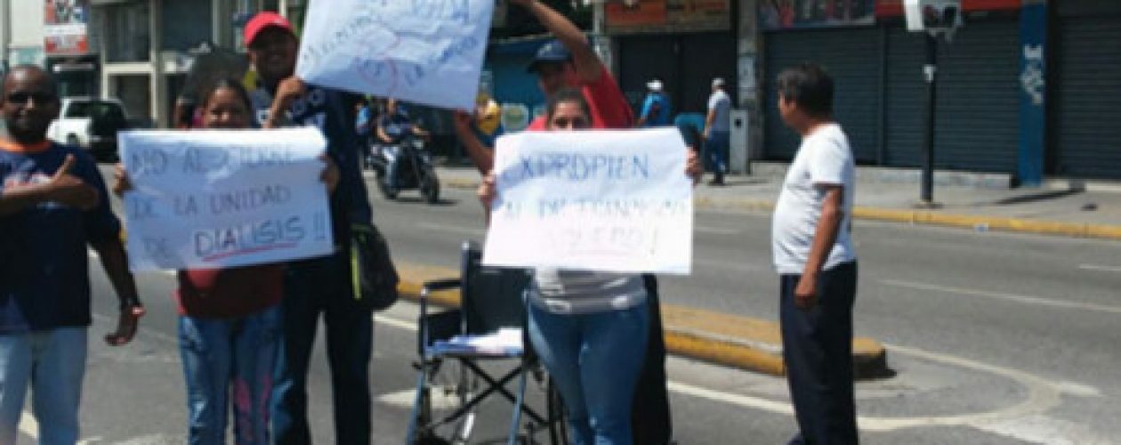 Pacientes renales trancan vía en Aragua en la batalla por la vida