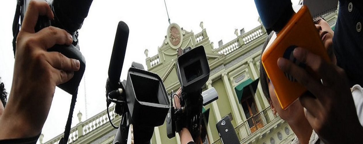 Denuncian detención de dos periodistas en adyacencias de la casa de López