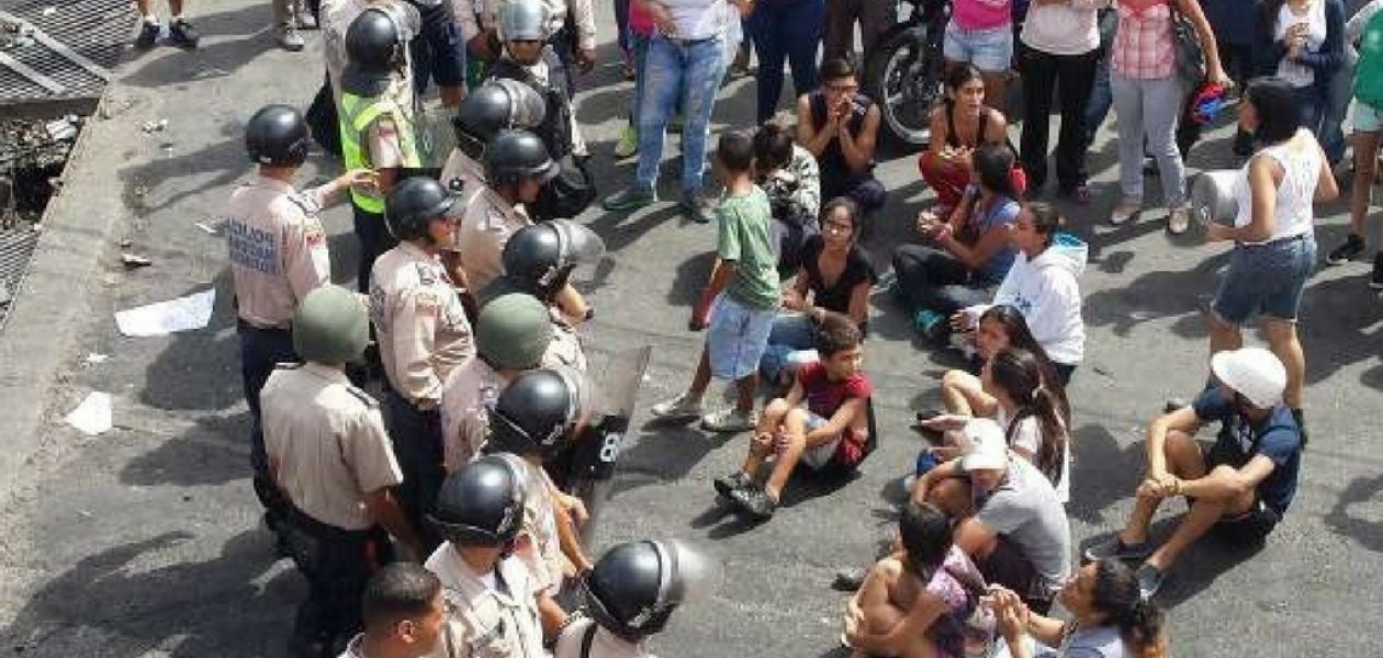 Hacen plantón en La Vega para protestar en contra del Gobierno