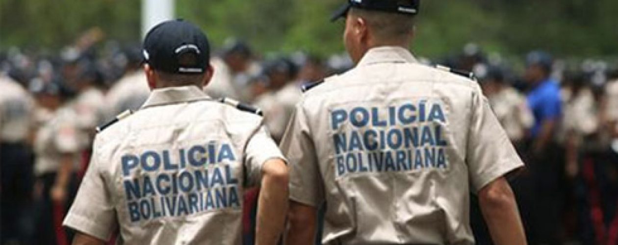 ¡El colmo! Policía Nacional Bolivariana roba mercancía a trabajadores informales