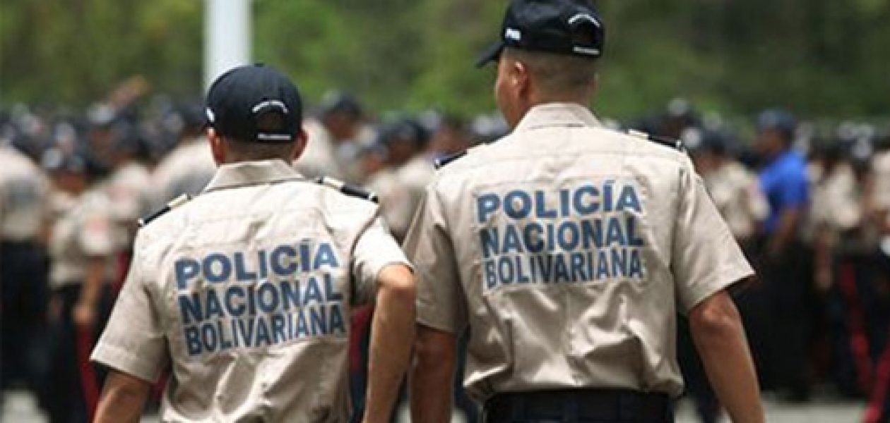 ¡El colmo! Policía Nacional Bolivariana roba mercancía a trabajadores informales