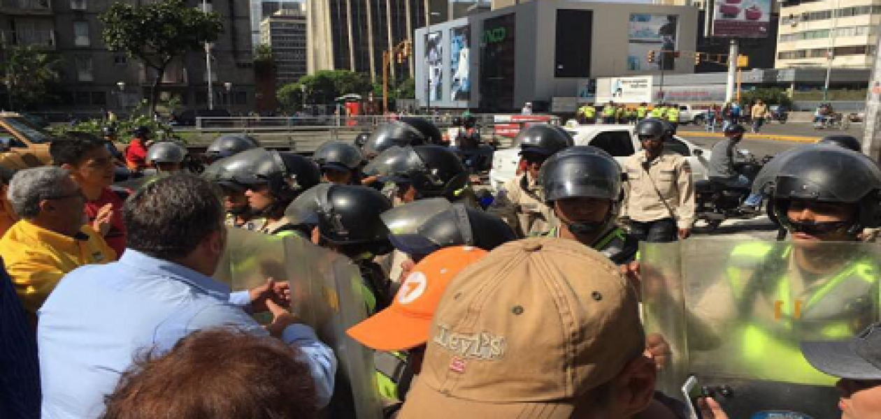 Policía Nacional Bolivariana reprime a opositores en Los Cedros