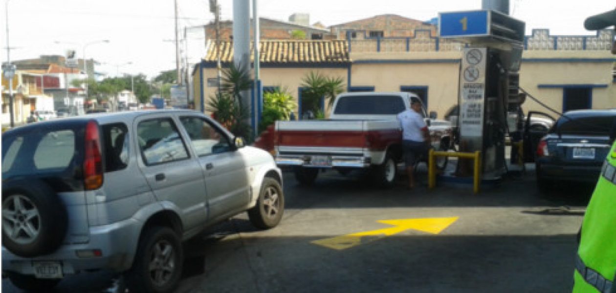 Anuncio de dolarizar precio de la gasolina genera confusión en la frontera