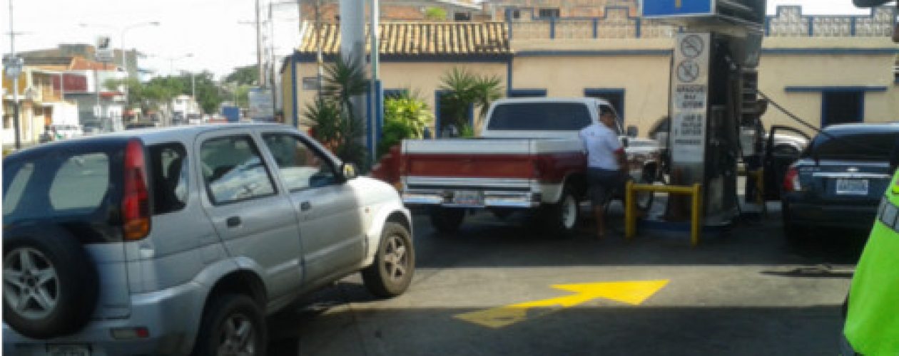 Anuncio de dolarizar precio de la gasolina genera confusión en la frontera