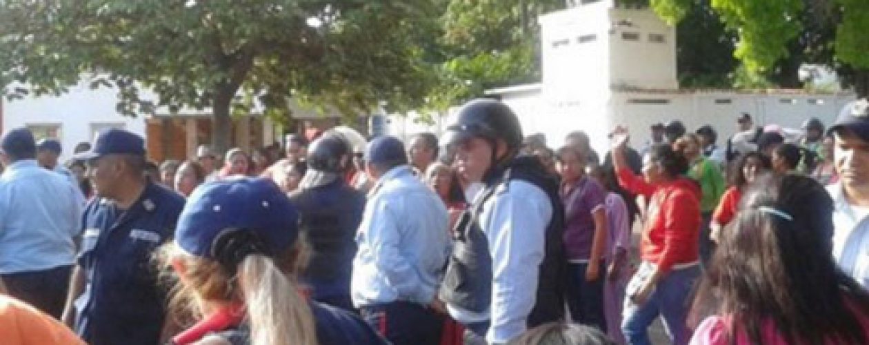 Protesta de maestros en Zulia fue reprimida con gas lacrimógeno