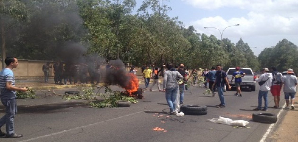Estudiantes queman al Judas Maikel Moreno por golpe a la AN