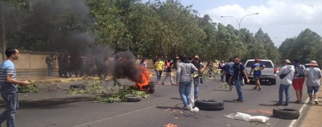 Estudiantes queman al Judas Maikel Moreno por golpe a la AN