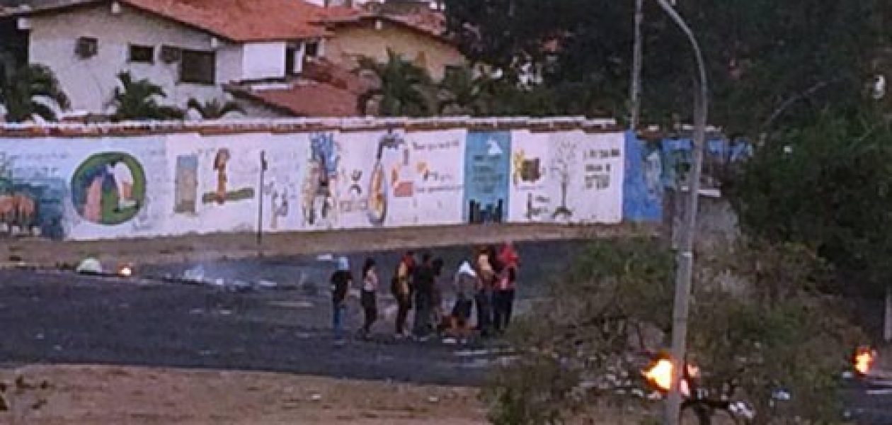 Encapuchados empañan protesta opositora con guarimbas