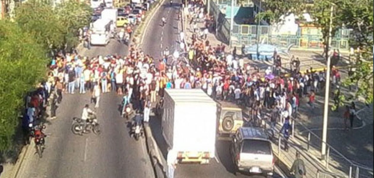 Varguenses realizan protesta por bolsas del Clap