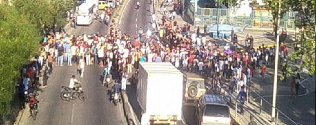 Varguenses realizan protesta por bolsas del Clap