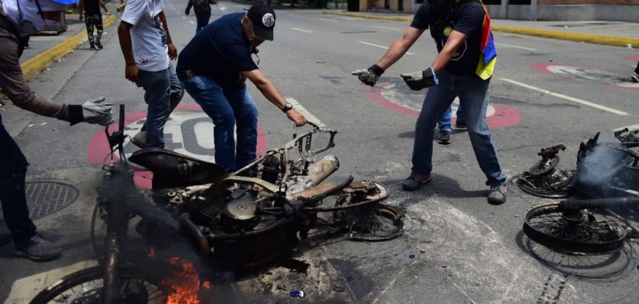 Tachirenses quemaron vehículos de la «gloriosa» Fanb tras acaparamiento de cajas Clap