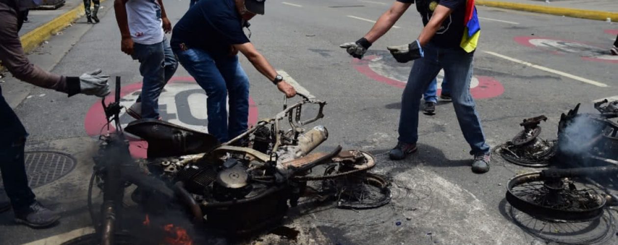 Tachirenses quemaron vehículos de la «gloriosa» Fanb tras acaparamiento de cajas Clap