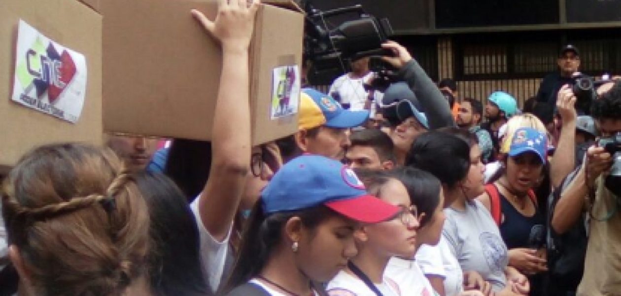 Estudiantes zulianos protestan frente al CNE para exigir elecciones