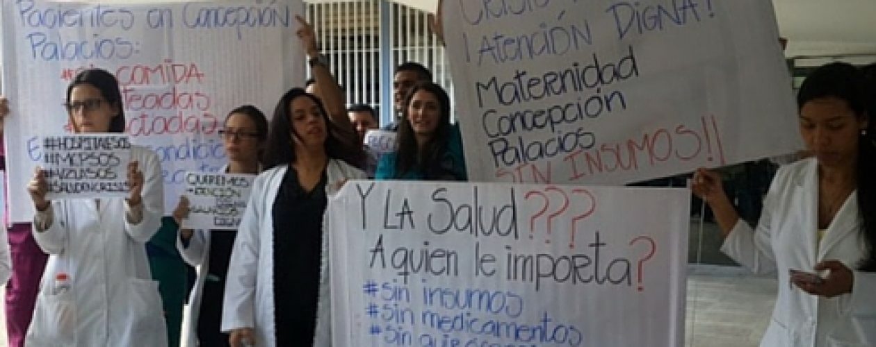 Médicos protestan en la Maternidad Concepción Palacios por la crisis hospitalaria
