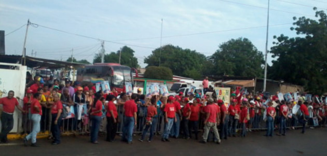 ¡Se quedó sin pueblo! PSUV ofreció bolsas de comida para acompañar a Maduro