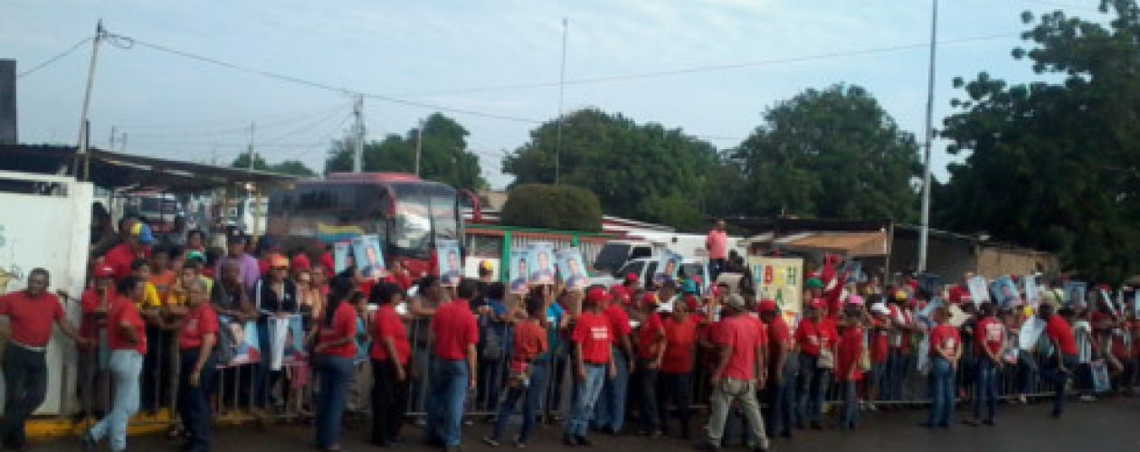 ¡Se quedó sin pueblo! PSUV ofreció bolsas de comida para acompañar a Maduro