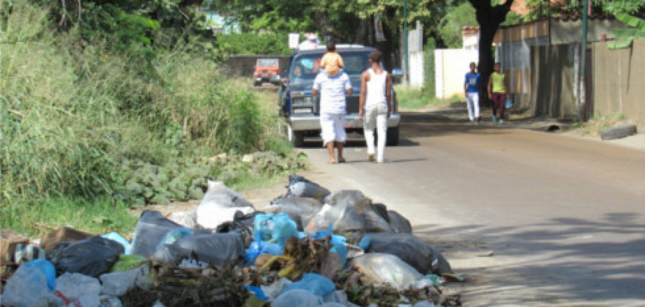 En la zona rural de Puerto La Cruz viven entre la basura