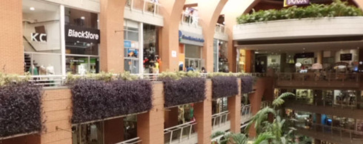 Centros comerciales agonizan por el racionamiento de luz