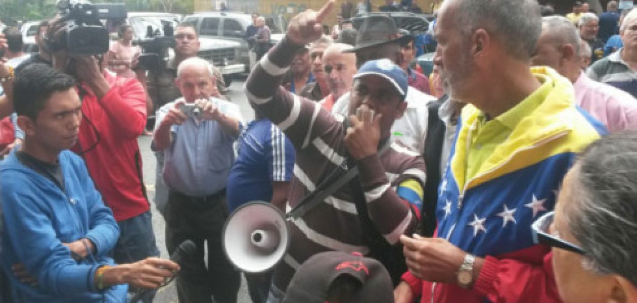 Chavistas impidieron entrada de Henry Ramos Allup a la AN