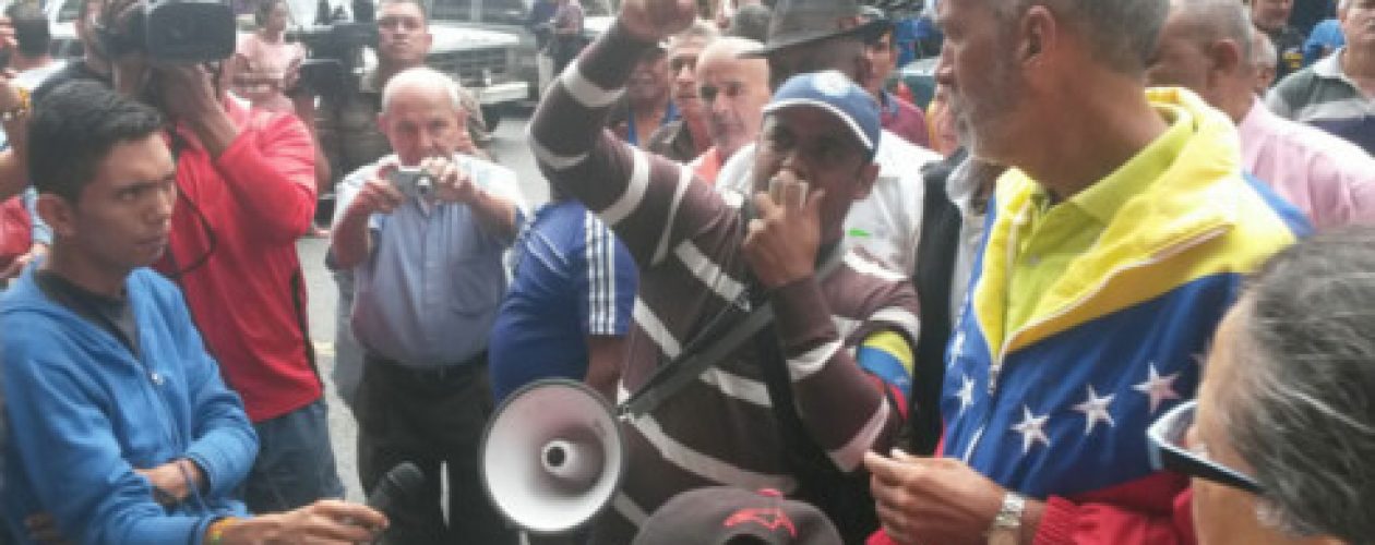 Chavistas impidieron entrada de Henry Ramos Allup a la AN