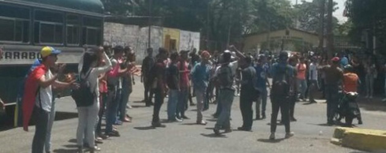 Represión en Universidad de Carabobo dejó 30 estudiantes heridos